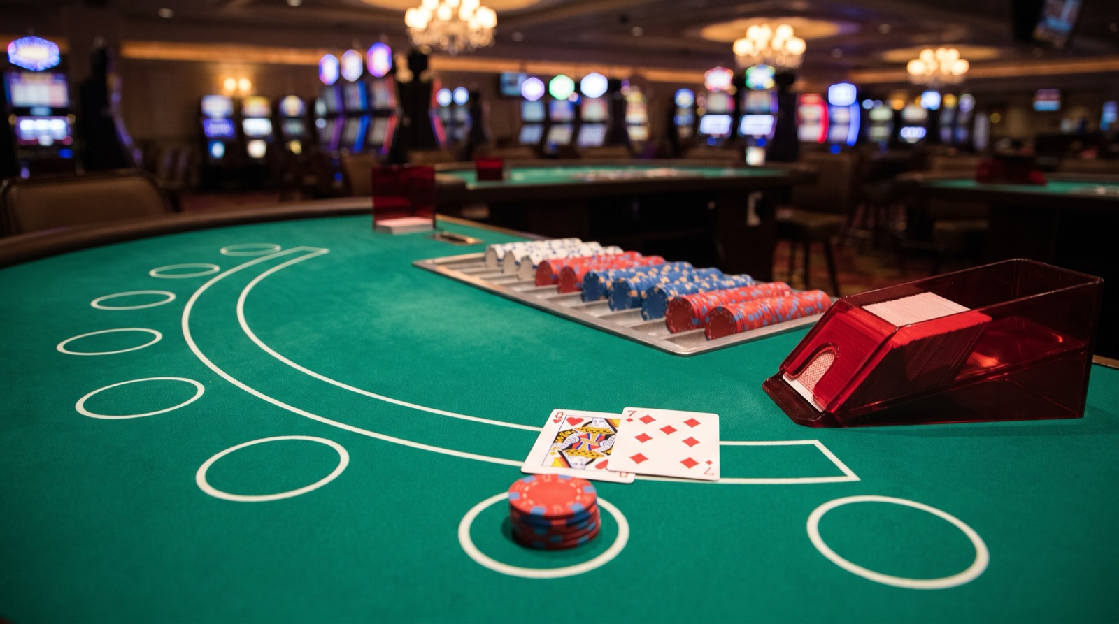 How to Play Blackjack at a Casino: Hand Signals and Table Steps