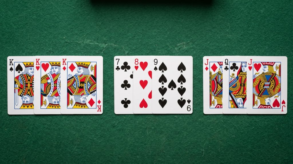 Three lieng hands on green felt: three kings (sap), seven-eight-nine (a lieng run) and jack-queen-jack (anh)