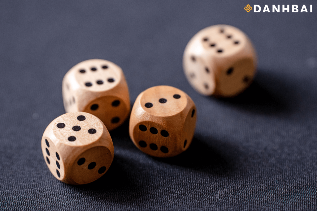 Bốn viên xúc xắc được đặt trên một mặt phẳng.