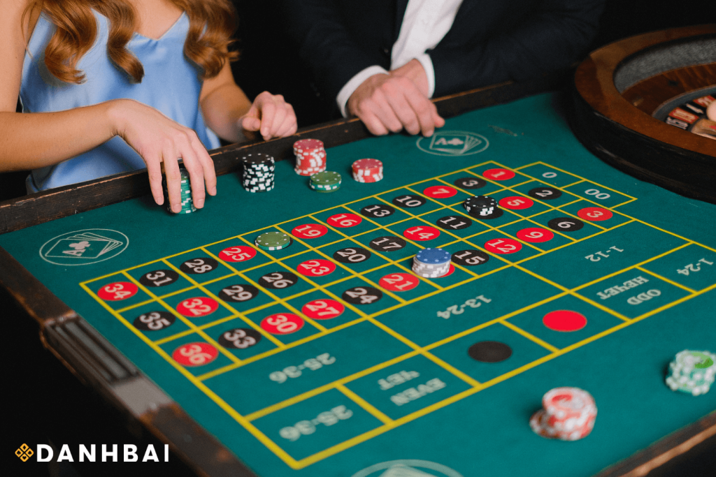 Hai người đang chơi roulette.