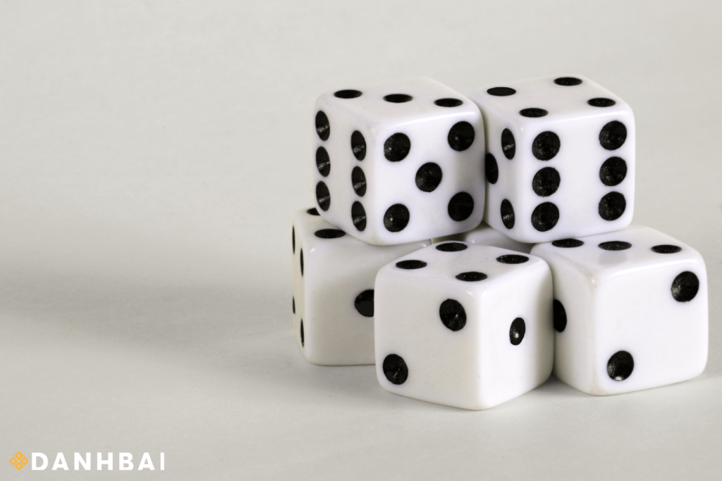 Một vài viên xúc xắc màu trắng.